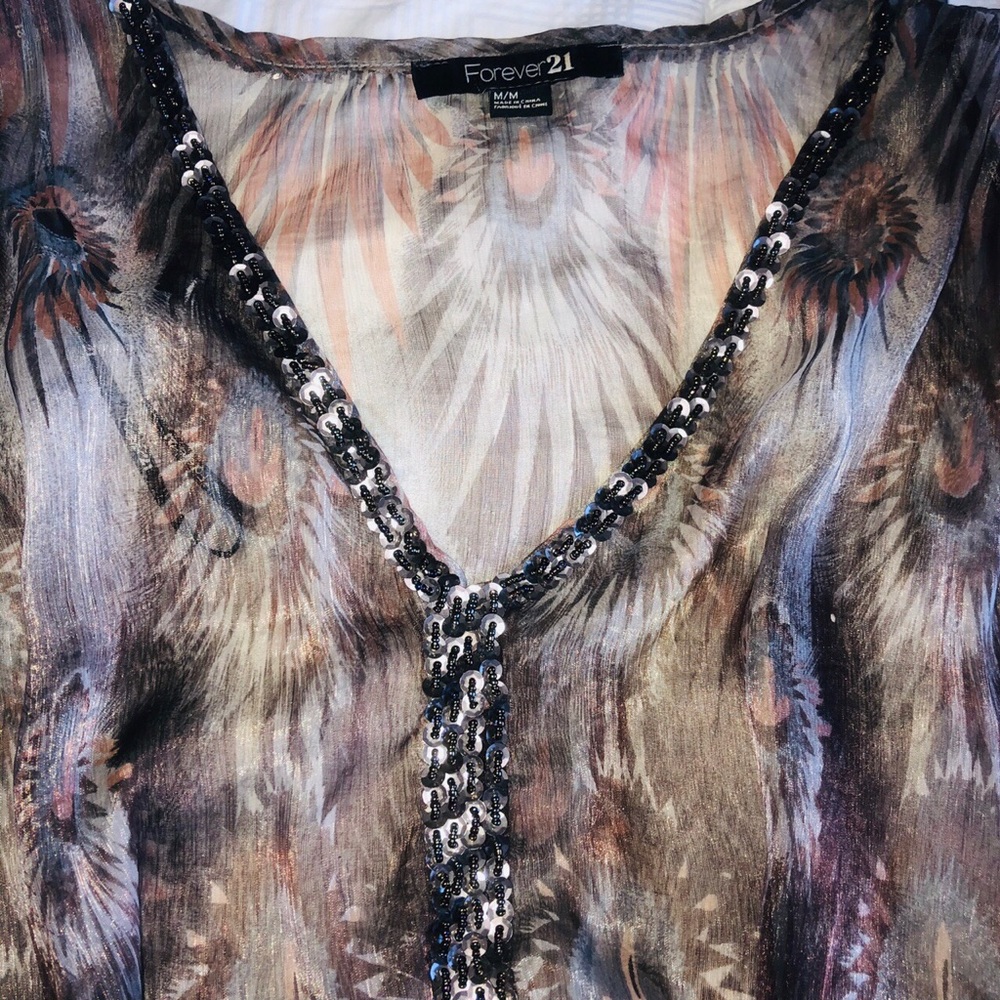 Gorgeous blouse in super soft silky🪶like fabric🪶 - Picture 2 of 4